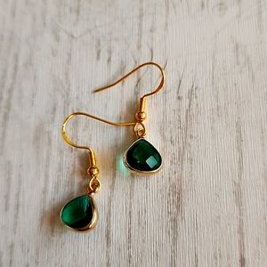 Simulated Emerald Emerald Pear  shape Gold Tone Border 925S hook